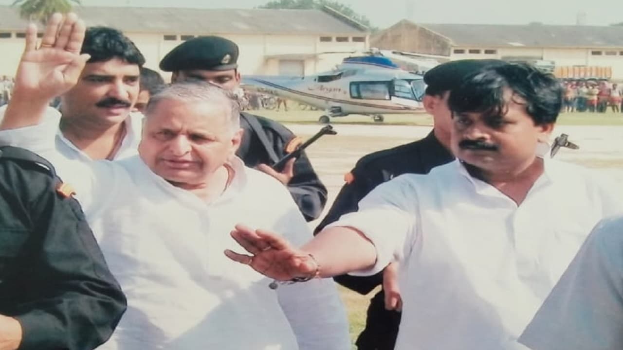 स्वतंत्र देव सिंह को मिला समाजवादी पार्टी में शामिल होने का न्योता, मुलायम सिंह यादव का हालचाल लेने पहुंचे थे