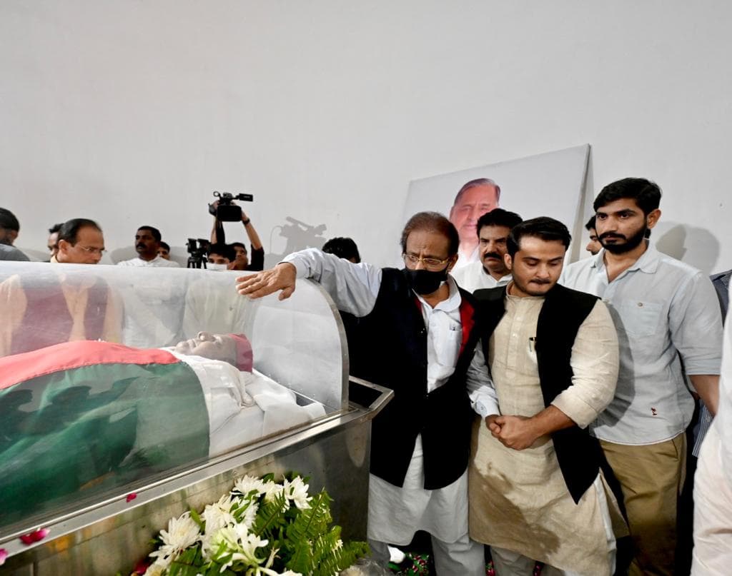 Mulayam Singh Yadav Last Rites: मुलायम सिंह यादव को अंतिम विदाई देने उमड़ा जनसैलाब, वीवीआईपी भी पहुंचे