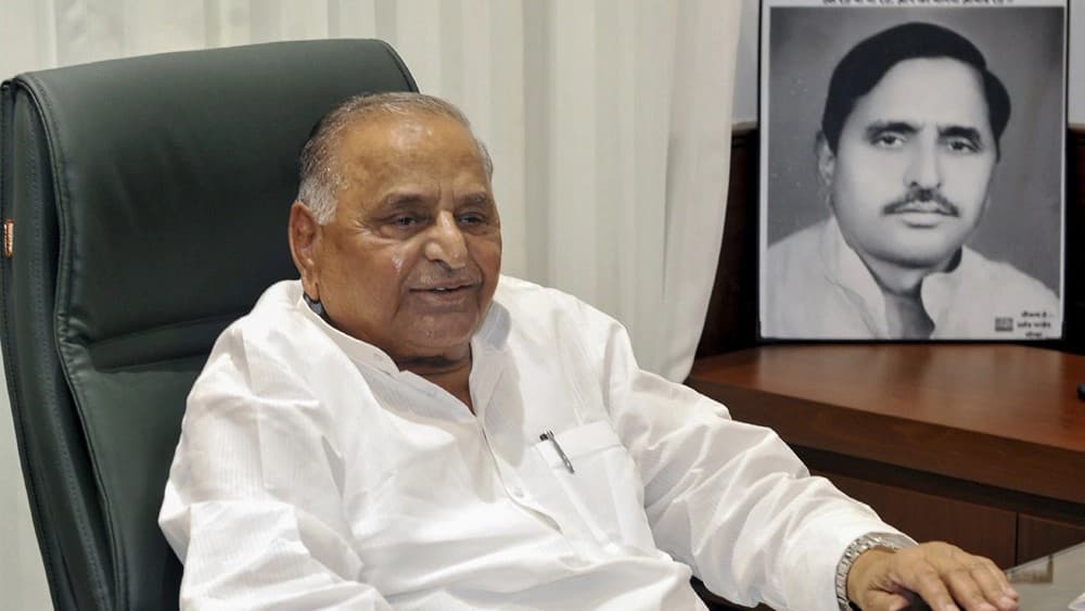 मुलायम सिंह यादव को पहली पुण्यतिथि पर सपा नेताओं ने दी श्रद्धांजलि, जानें दंगल से 55 साल का सियासी सफर