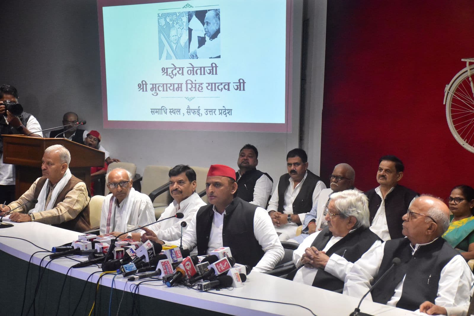 Mulayam Singh Memorial: मुलायम सिंह यादव की स्मृति में सैफई में बनेगा स्मारक, कांस्य प्रतिमा भी लगेगी