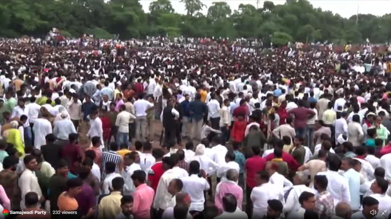Mulayam Singh Yadav Last Rites: अखिलेश यादव व डिंपल ने की अंतिम संस्कार की विधियां, आंसुओं में डूबा सैफई