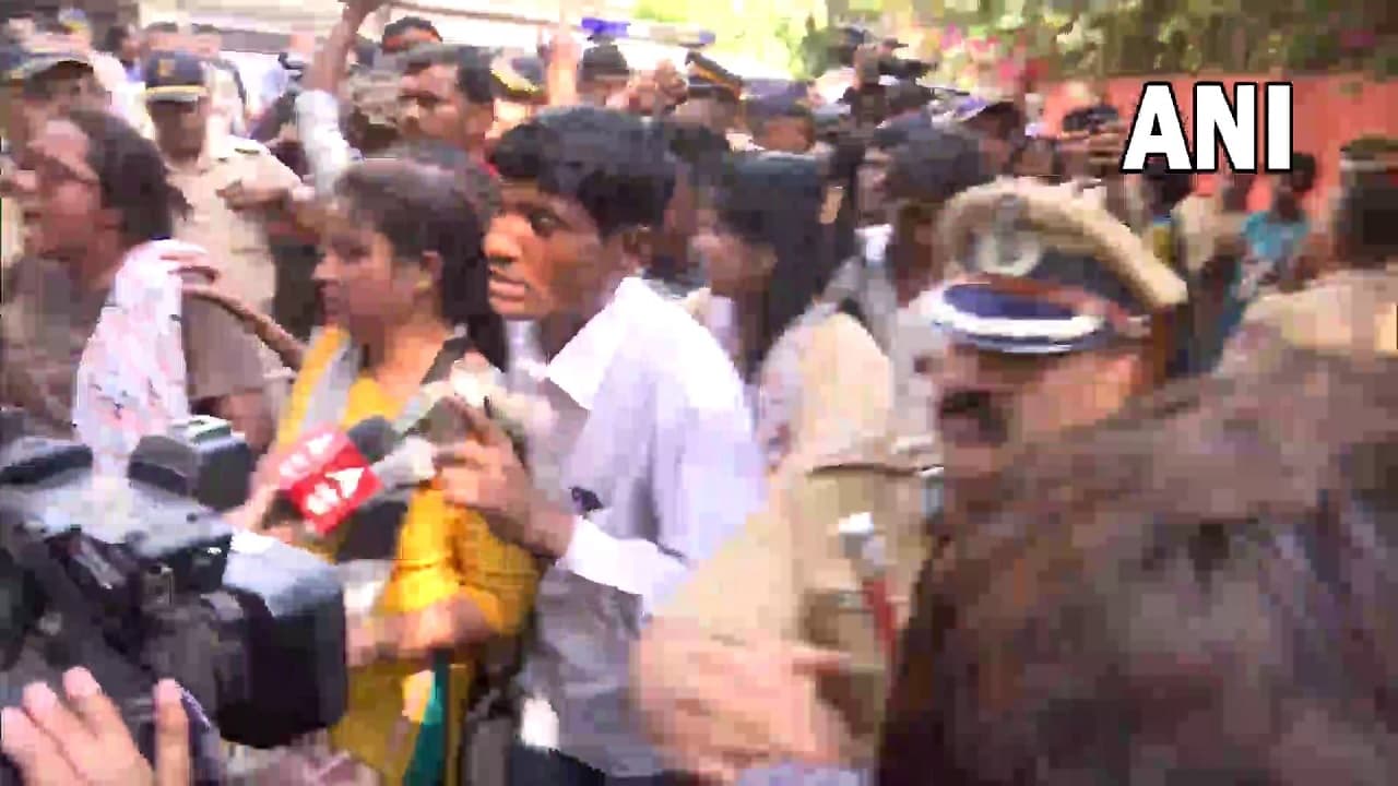 Mumbai: शरद पवार के घर के बाहर विरोध-प्रदर्शन, महाराष्ट्र परिवहन विभाग के कर्मचारियों ने किया हंगामा