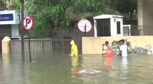 Mumbai Rains : भारी बारिश से फिर डूबी मुंबई, रिया चक्रवर्ती की जमानत याचिका पर सुनवाई टली, लोकल ट्रेनें कैंसल, देखें VIDEO