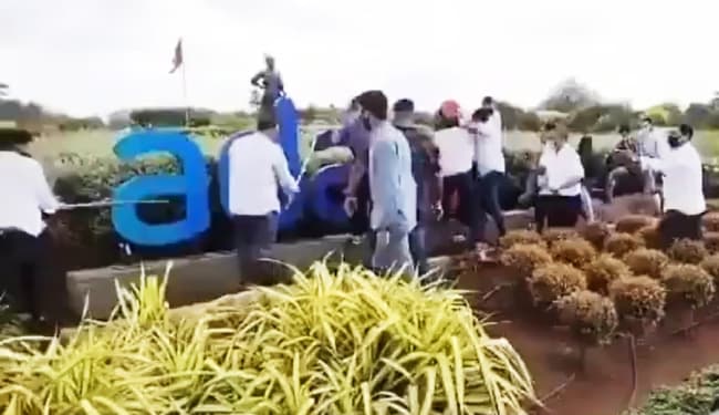 मुंबई इंटरनेशनल एयरपोर्ट का नाम अडाणी एयपोर्ट किये जाने पर शिवसैनिकों ने हवाई अड्डे पर की तोड़फोड़