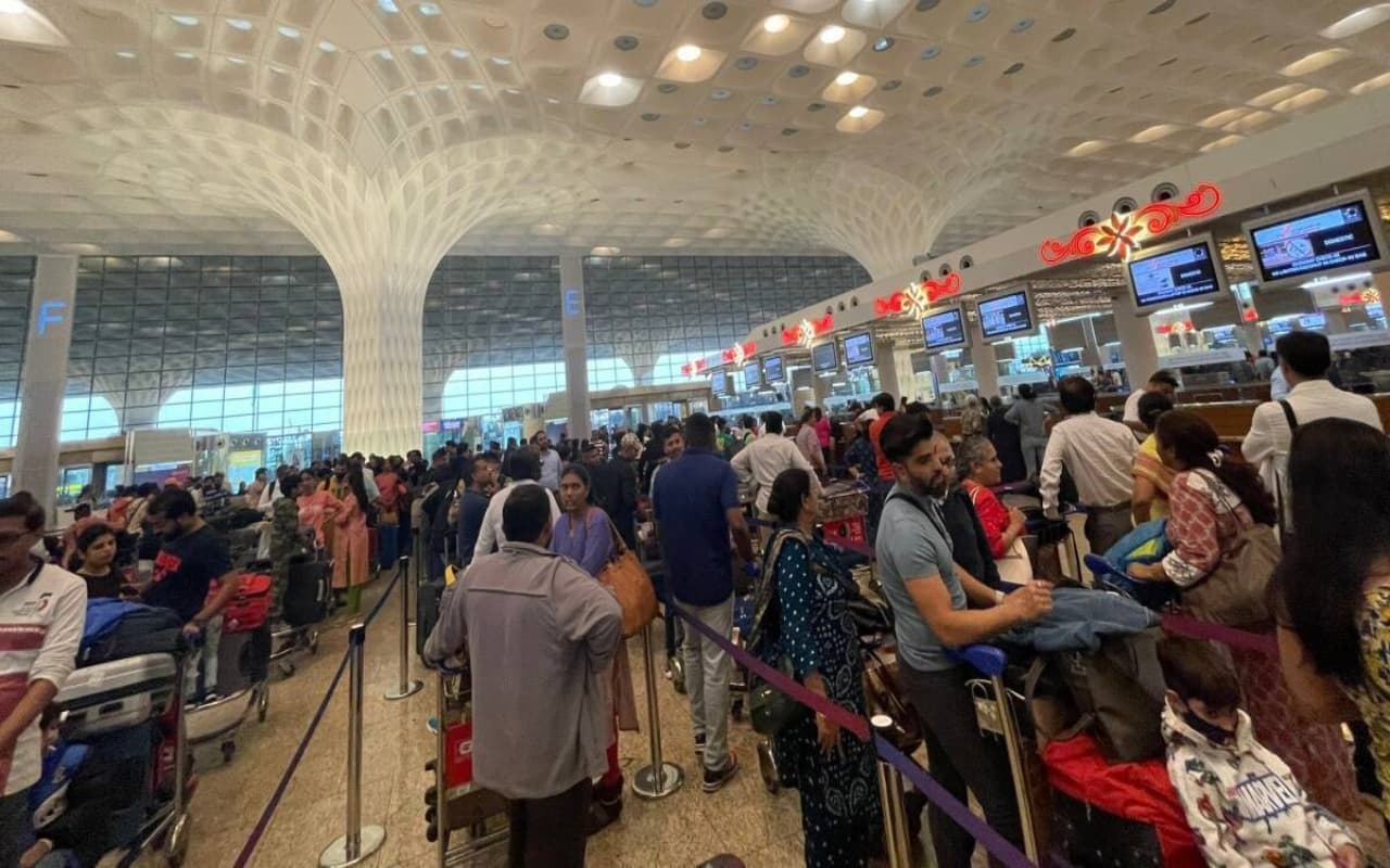 Mumbai: बिपरजॉय के कारण कई उड़ानें रद्द, एयरपोर्ट पर दिखा अफरातफरी का माहौल