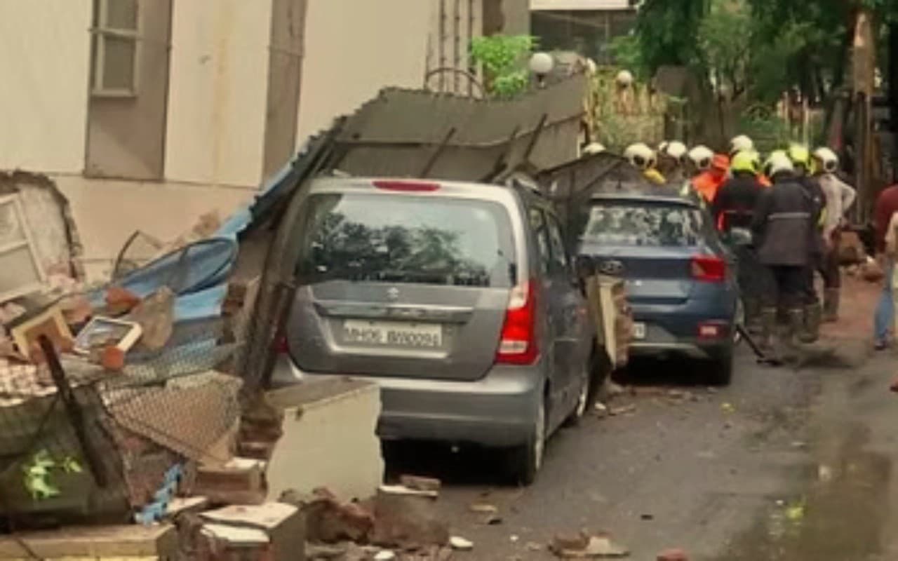 Mumbai Building Collapsed: मुंबई में इमारत ध्वस्त, मलबे से दो शव निकाले गए