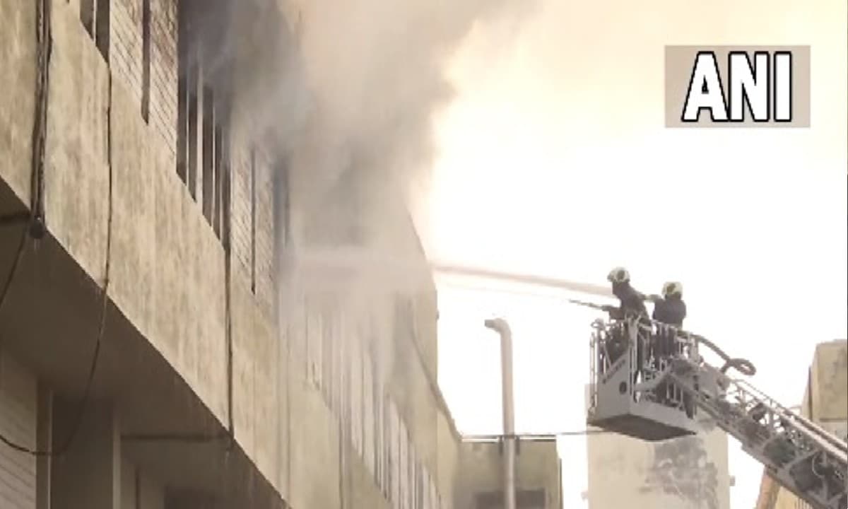 मुंबई के विले पार्ले में एलआईसी दफ्तर में लगी भीषण आग, देखें वीडियो