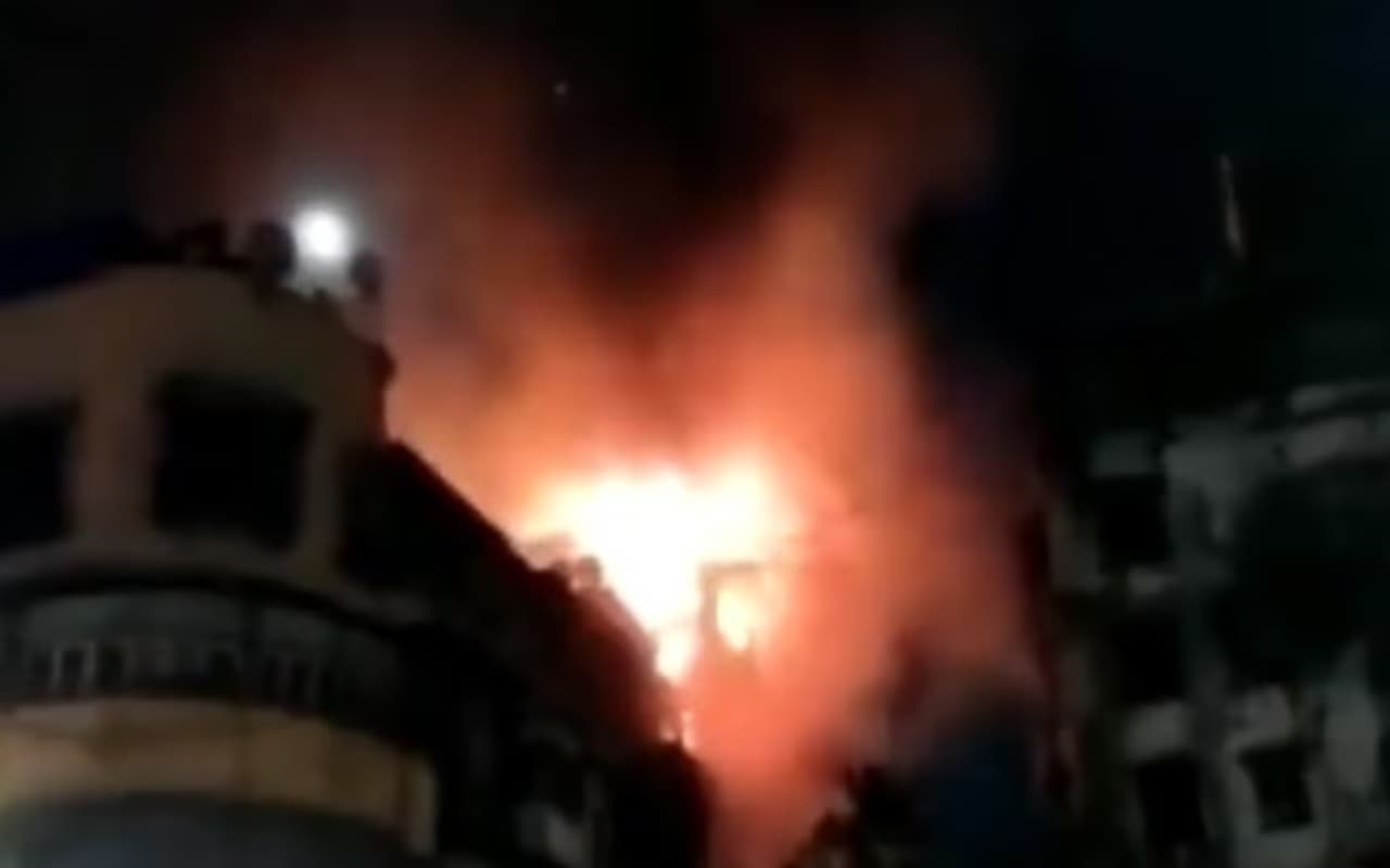 Mumbai: झवेरी मार्केट की बिल्डिंग में लगी भीषण आग, दमकल की कई गाड़ियां मौके पर मौजूद