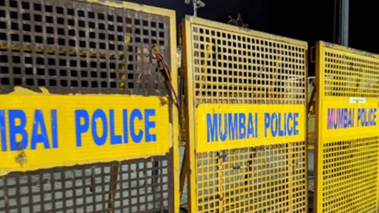 उद्धव सेना और एनसीपी ने 'विश्व गद्दार दिवस' पर मुंबई में किया विरोध-प्रदर्शन, मुंबई पुलिस ने भेजा नोटिस