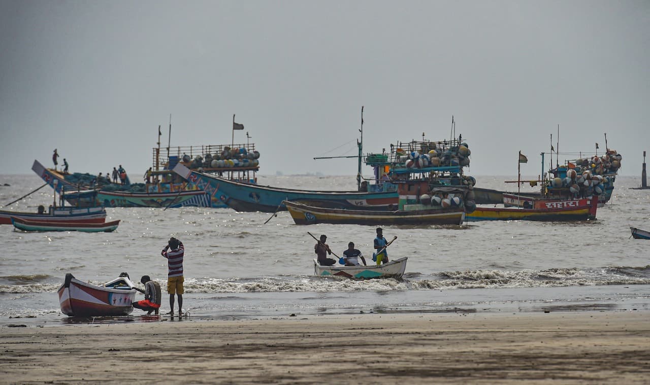 मुंबई में निसर्ग तूफान आने के बाद कुछ ऐसा है वहां का नजारा, तस्वीरों के माध्यम से जानें