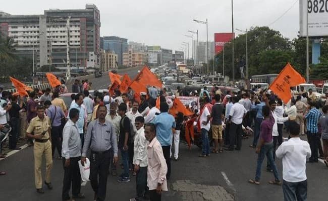 Coronavirus मरीज की मौत के बाद मुंबई के एक अस्पताल के चिकित्साकर्मियों ने किया प्रदर्शन