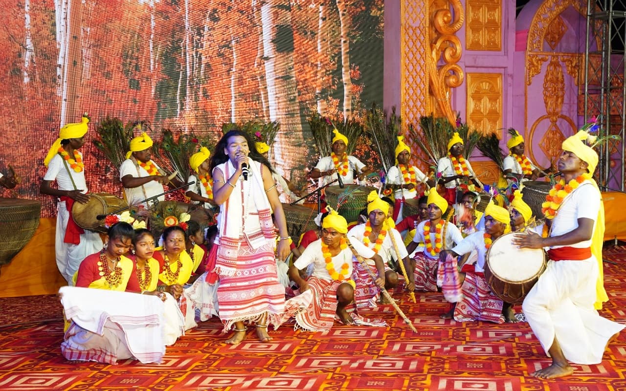 राष्ट्रीय आदिवासी महोत्सव में जनजातीय कलाकारों ने नृत्य से जीवंत की आदिवासी संस्कृति
