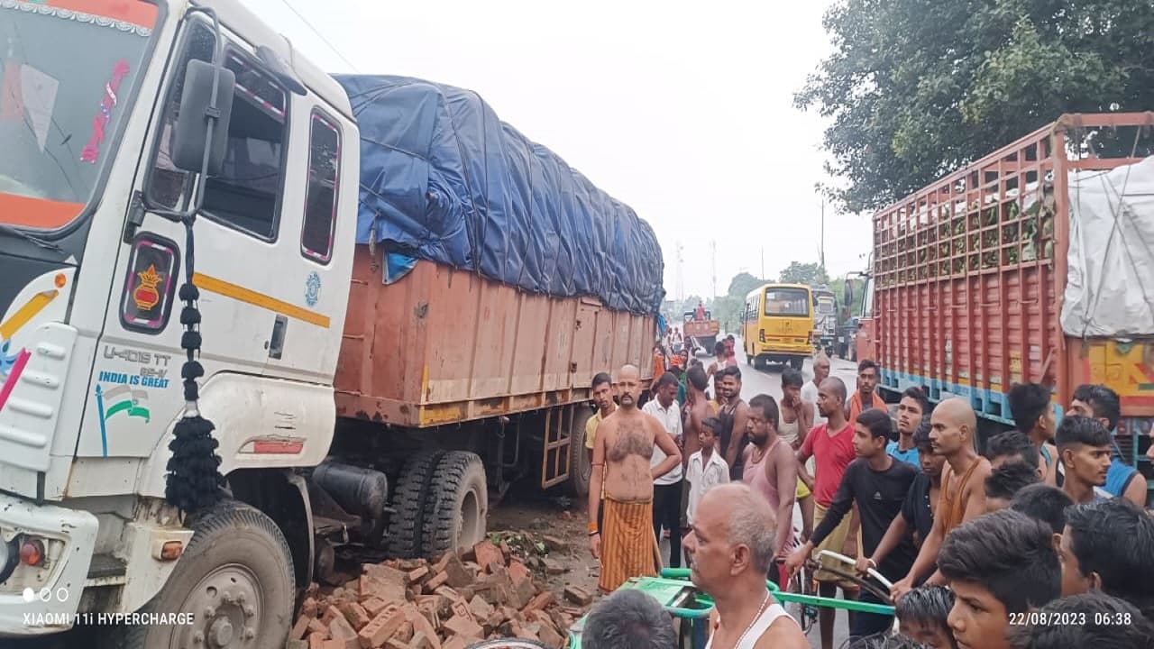 बिहार: मुंगेर में बेकाबू ट्रक ने ऑटो और तीन ई-रिक्शों को रौंदा, सड़क किनारे बनी झोपड़ी में घुसा, कई जख्मी