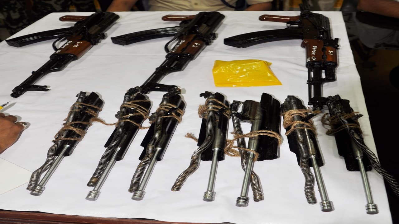 बिहार के मुंगेर का चर्चित AK-47 हथियार बरामदगी मामला: 4 साल बाद भी 5 अभियुक्त पुलिस गिरफ्त से दूर बिहार के मुंगेर का चर्चित AK-47 हथियार बरामदगी मामला: 4 साल बाद भी 5 अभियुक्त पुलिस गिरफ्त से दूर