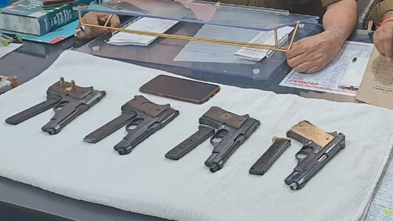 Bihar: जब भूसे और बक्से से निकले ढेर सारे मुंगेरिया पिस्टल, बड़ी डील की तैयारी में था तस्कर कनकटवा