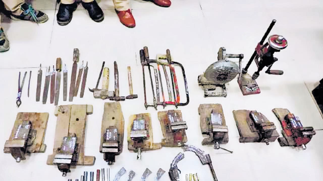 बगहा में मिनी गन फैक्ट्री का खुलासा, पुलिस के हत्थे चढ़े दो बदमाश