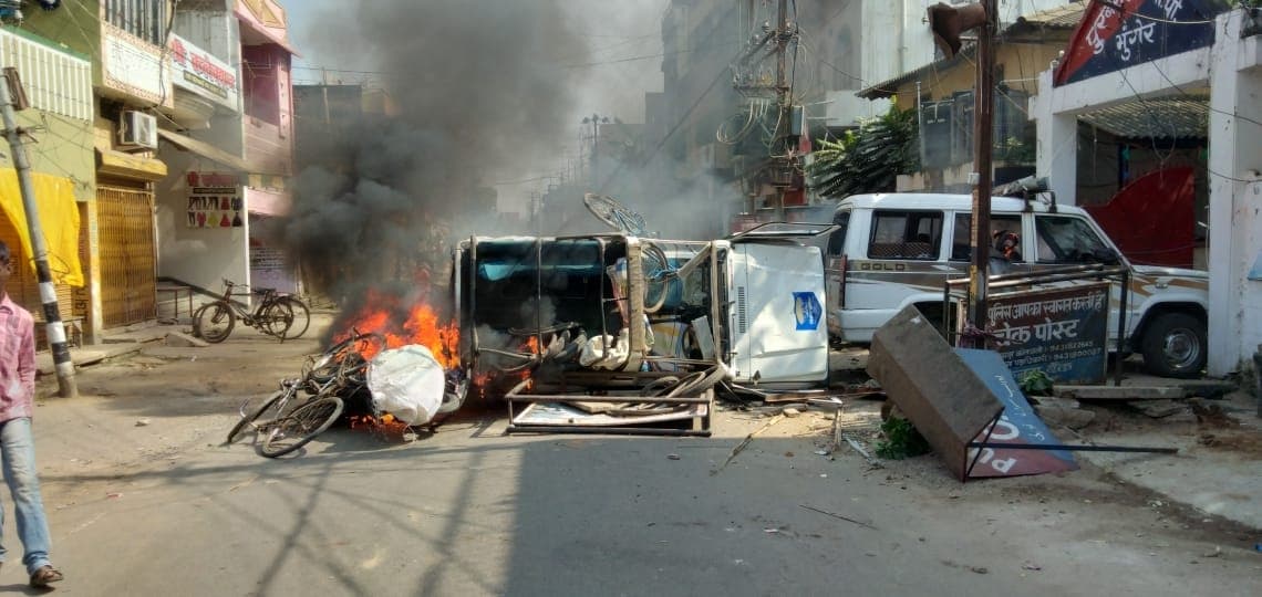 Bihar Assembly Election 2020 : मुंगेर में श्रद्धालुओं पर लाठीचार्ज करने वाले पुलिसकर्मियों के खिलाफ केस दर्ज, गयी थी युवक की जान