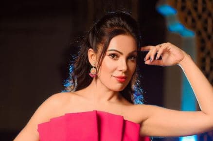 Taarak Mehta Ka Ooltah Chashmah : ऑफ शोल्‍डर ड्रेस में 'बबीता जी' का हॉट अंदाज, फैंस ने लिखा- 'लाइक नहीं आ रहा टप्पू का...'