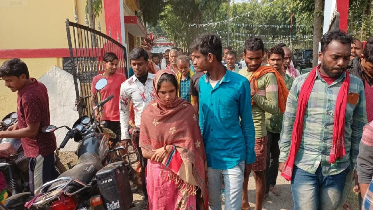 Bihar: तीसरी शादी करने प्रेमी के घर पहुंच गयी महिला, पेट्रोल भराने के बहाने छोड़कर फरार हो गया था मुंशी