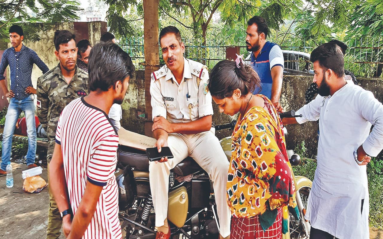 Double Murder case: धनबाद के वासेपुर में प्रेम प्रसंग को लेकर हुई हत्या, आरोपी की तलाश कर रही पुलिस