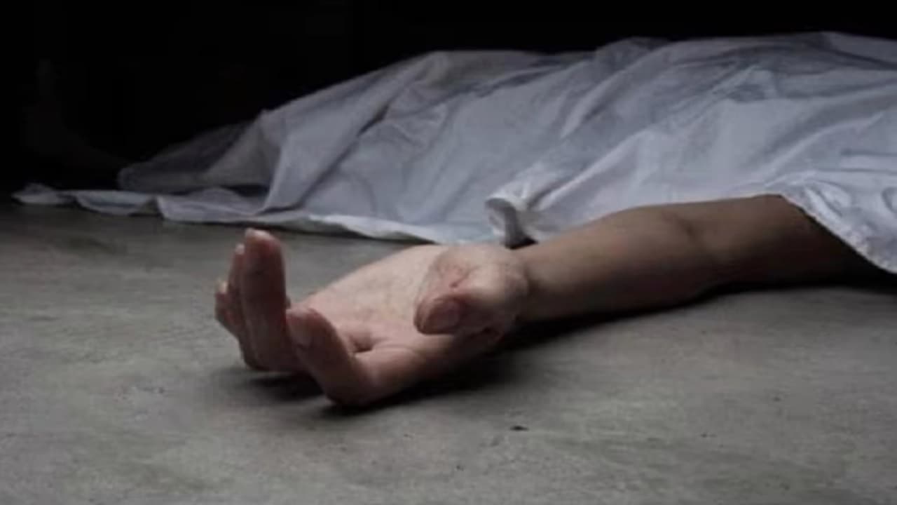 Prayagraj News: संदिग्ध हालत में रेलवे ट्रैक पर मिला युवक का शव, परिजनों ने जताई हत्या की आशंका