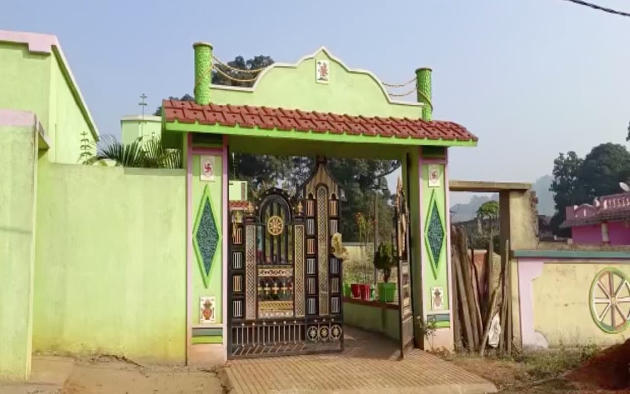 Crime News: ओडिशा में अपराधियों ने घर में घुसकर दंपती को गोलियों से भूना, बच्चे ने ऐसे बचायी अपनी जान