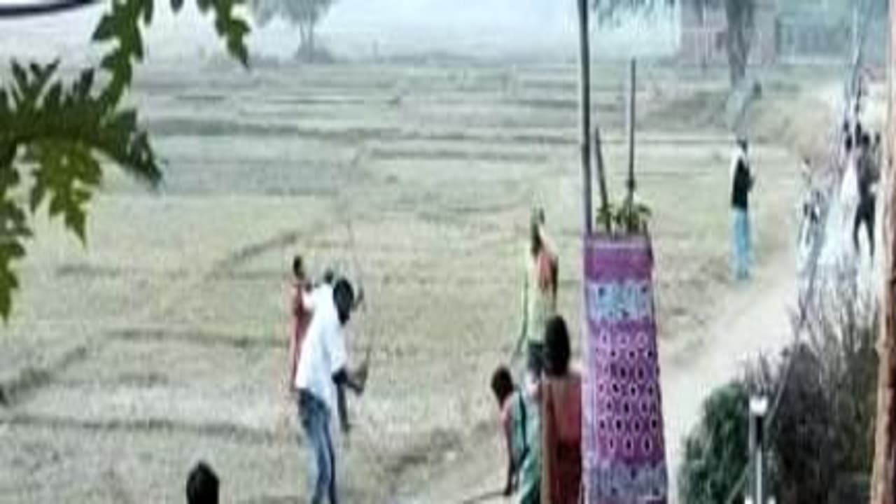 Jharkhand News : संपत्ति विवाद में बड़े भाई व भतीजों ने दिव्यांग को पीट-पीट कर मार डाला, छापामारी कर रही पुलिस Jharkhand News : संपत्ति विवाद में बड़े भाई व भतीजों ने दिव्यांग को पीट-पीट कर मार डाला, छापामारी कर रही पुलिस
