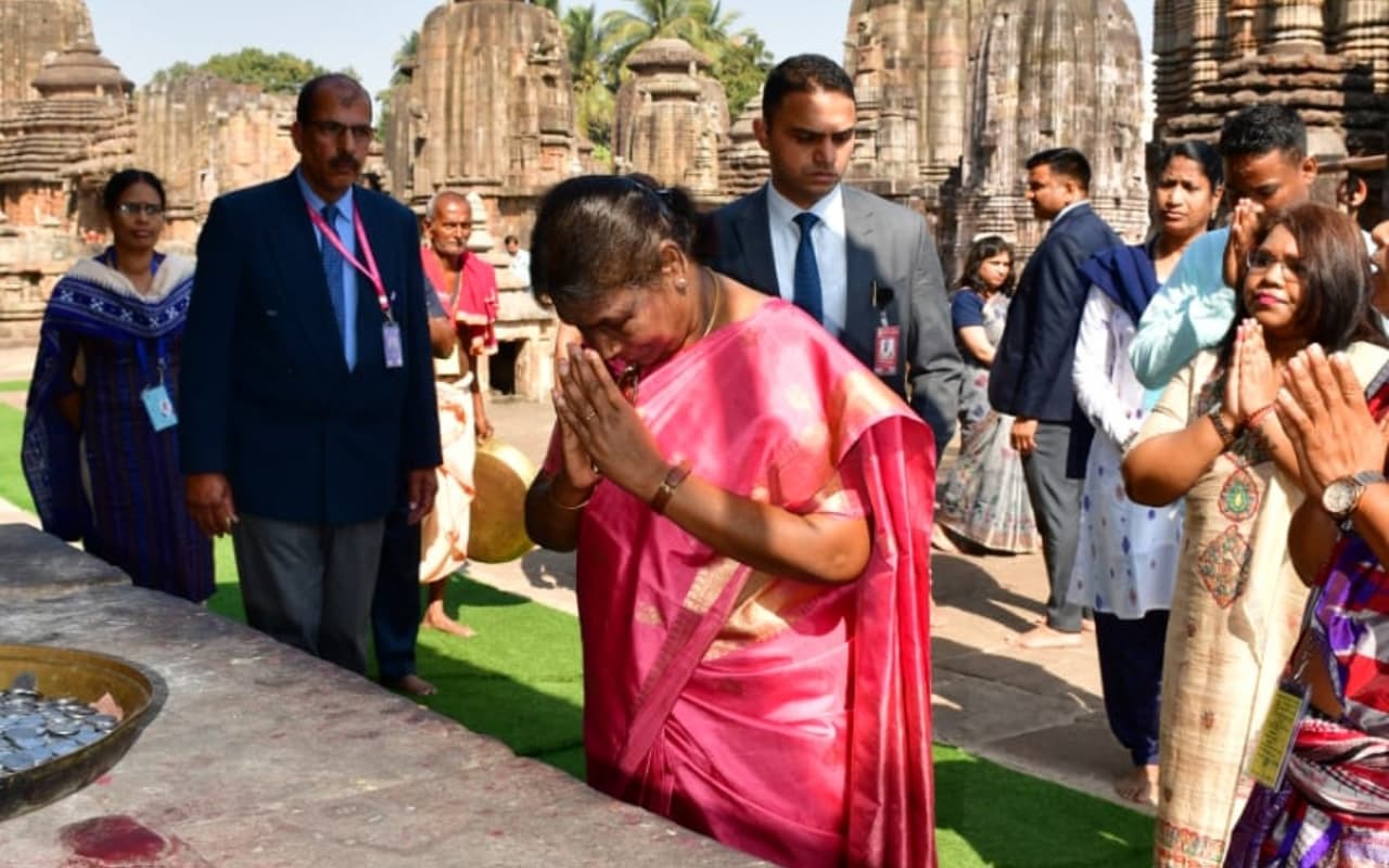Odisha News: लिंगराज मंदिर पहुंच राष्ट्रपति द्रौपदी मुर्मू ने किया पूजा-पाठ, देखें तस्वीरें
