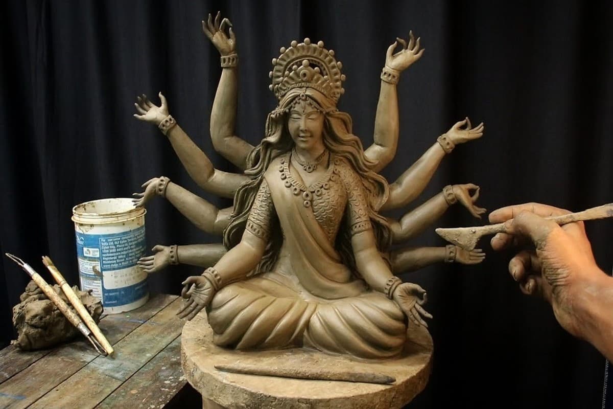 PHOTOS: लखनऊ में बंगाल के इस मूर्तिकार की दुर्गा प्रतिमा का है भारी डिमांड, इस दिन स्थापित की जाएंगी मूर्तियां