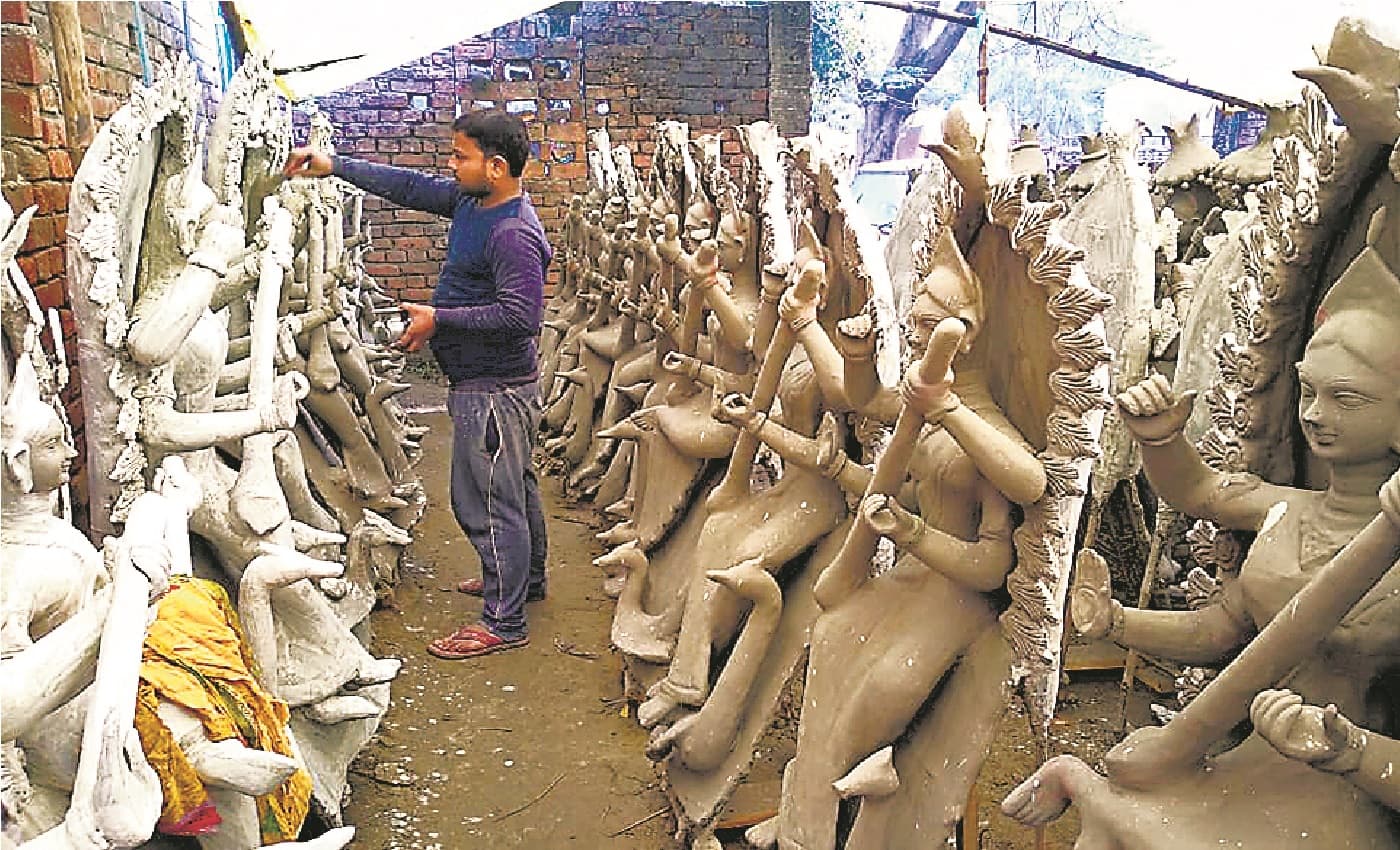 26 जनवरी को मनायी जाएगी सरस्वती पूजा, तिरंगे के साथ मां की प्रतिमा बनाने में लगे सिवान के मूर्तिकार