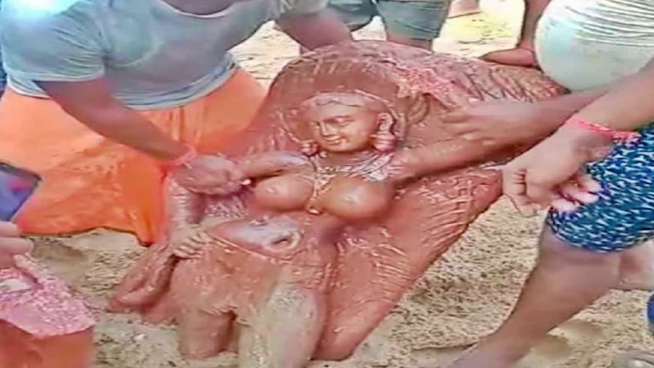 बिहार: लखीसराय में नदी से मिली दो हजार वर्ष पुरानी कुषाणकालीन मूर्ति, डीएम ने बतायी ये खास बात