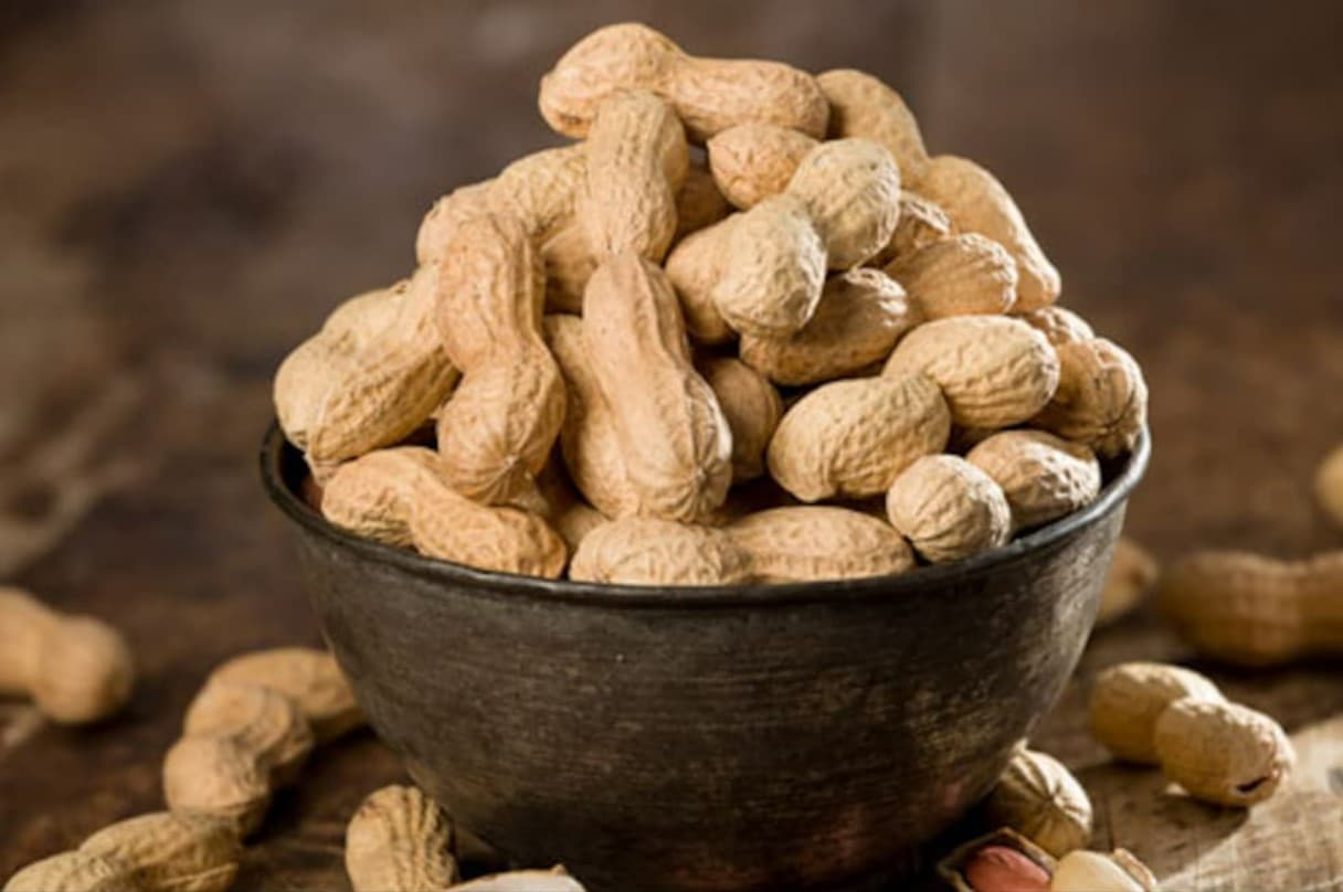 Peanuts Benefits: सर्दियों में स्वाद ही नहीं जानलेवा बीमारियों के लिए रामबाण है मूंगफली, जानें औषधीय गुण