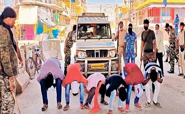 कोरोना से जंग: लॉकडाउन तोड़ने पर बनाया मुर्गा