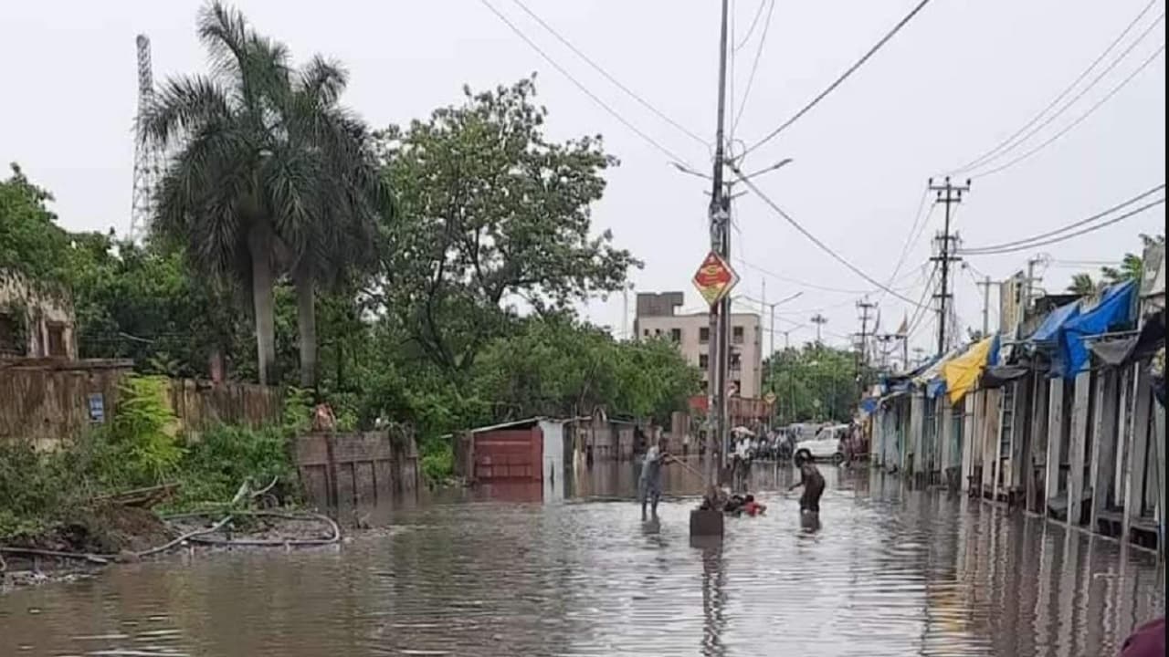 Muzaffarpur में तीन साल से सड़क पर जमा है पानी, इलाके के बच्चों ने स्कूल जाना छोड़ा