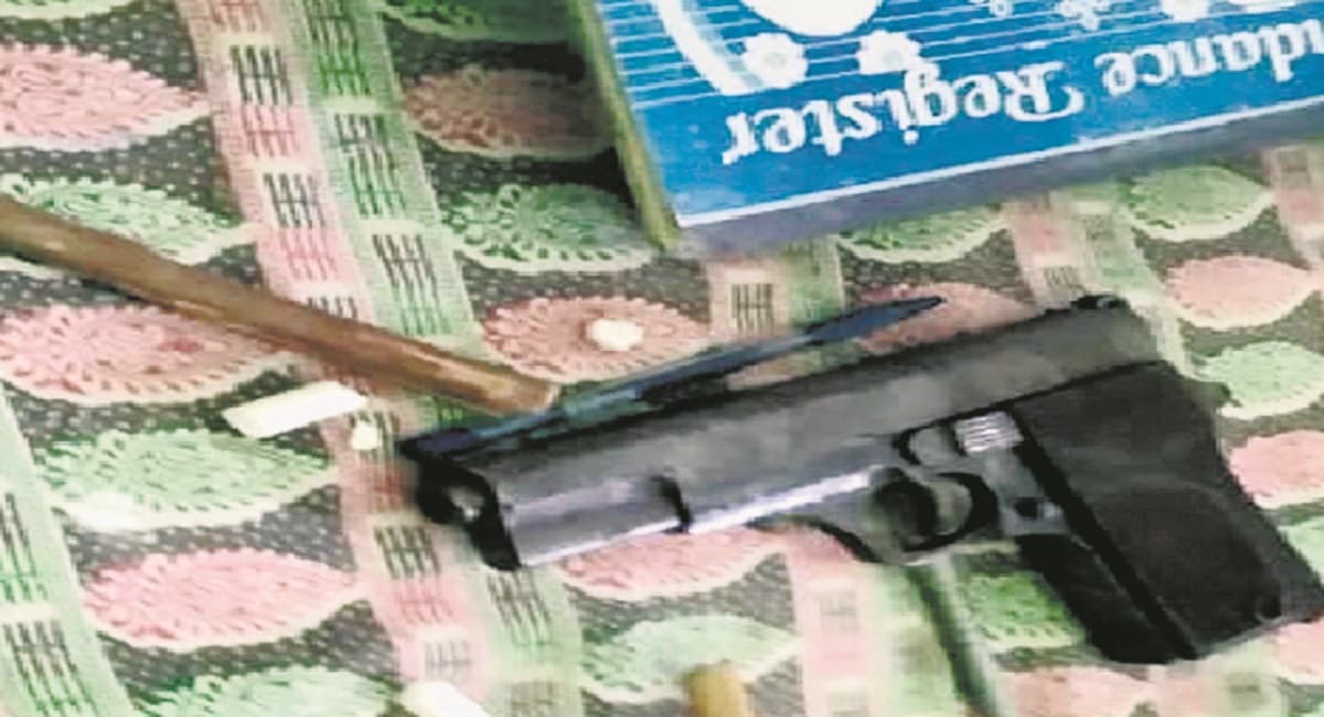 Bihar News: कलम के बदले पिस्टल लेकर स्कूल पहुंचा छात्र, दोस्तों पर ताना तो मचा हड़कंप, पहुंची पुलिस