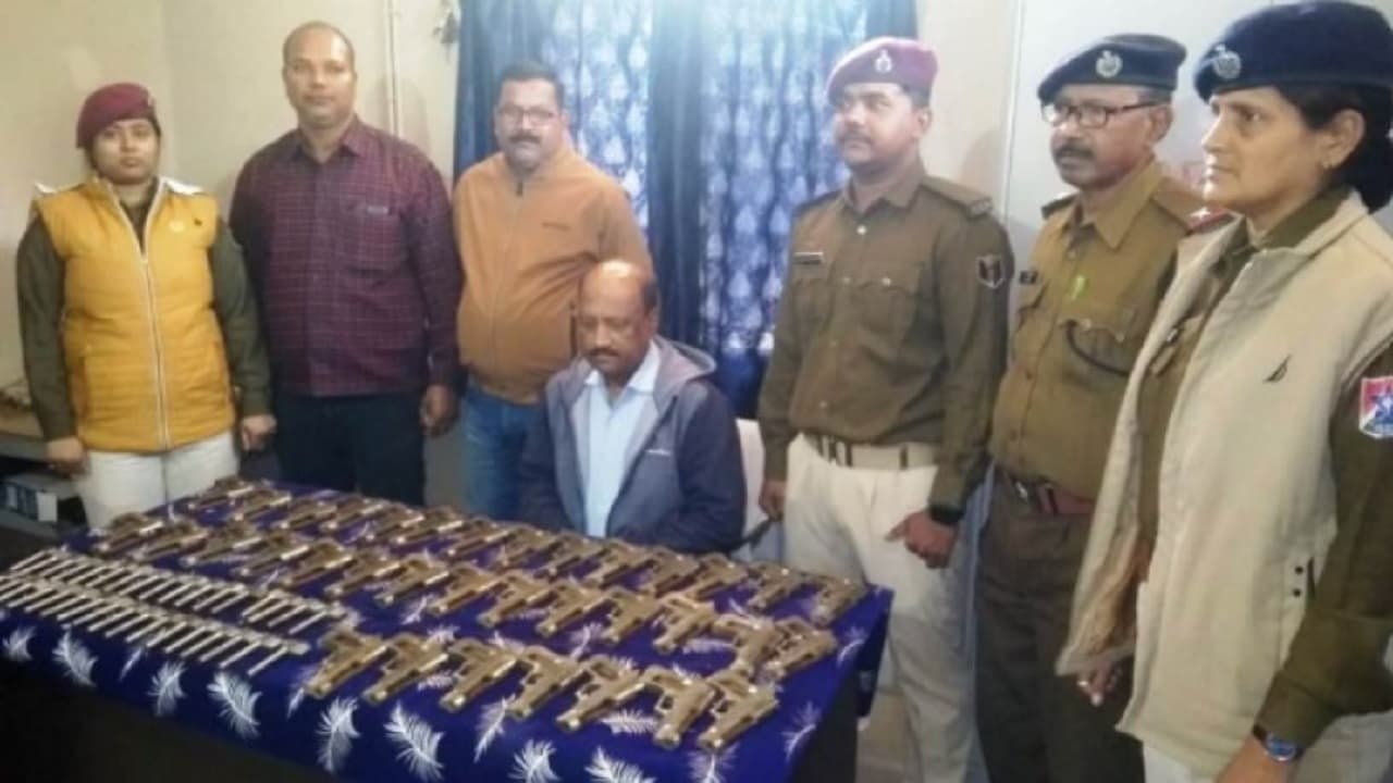 Bihar: जीआरपी व आरपीएफ  को मिली बड़ी सफलता, दानापुर-साहिबगंज इंटरसिटी एक्सप्रेस से 35 अर्धनिर्मित पिस्टल बरामद