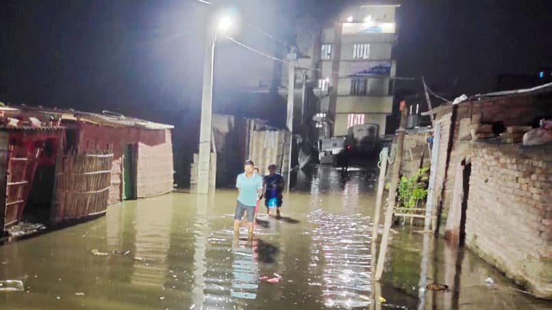 बाढ़ का पानी थाने में घुसा, थाना छोड़कर भागे पुलिस वाले