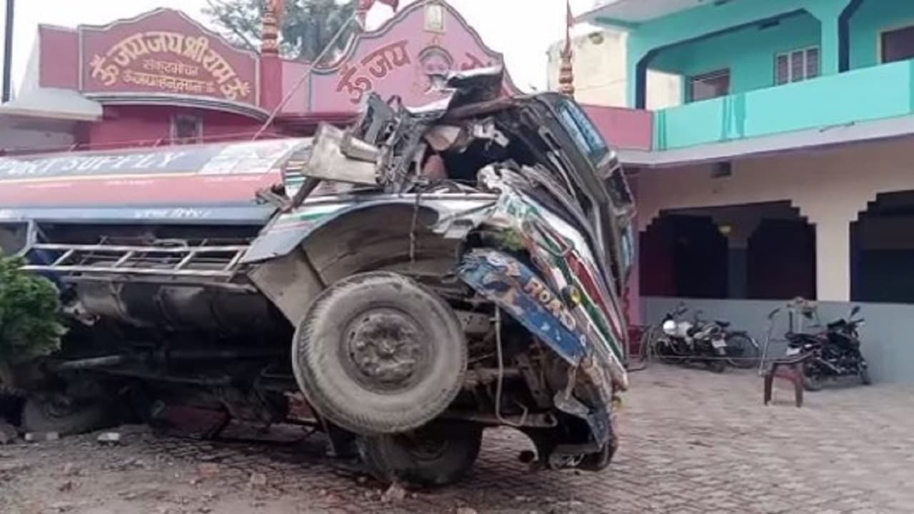 बिहार: मंदिर की रेलिंग तोड़ते हुए तेल का टैंकर पलटा, रिसाव से आसपास के लोगों में मचा हड़कंप, पुलिस अलर्ट