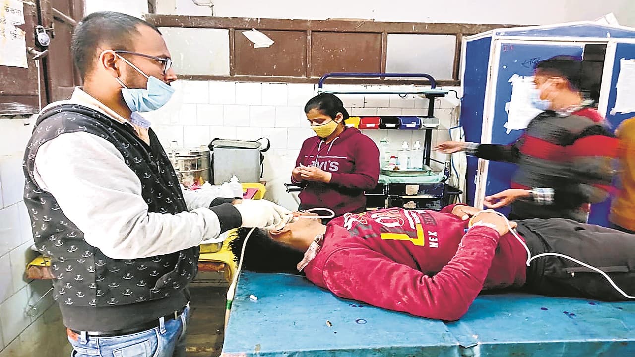 Bihar: गवाही के लिए नहीं आयी लड़की, आरोपित ने कोर्ट में खाया जहर, कहा- प्रेम में विश्वास है, एकदिन...