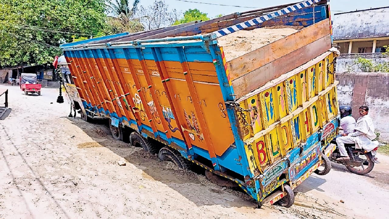 मुजफ्फरपुर स्मार्ट सिटी: 278.39 करोड़ के प्रोजेक्ट का काला सच, बीच सड़क पर लापरवाही दे रही मौत को बुलावा