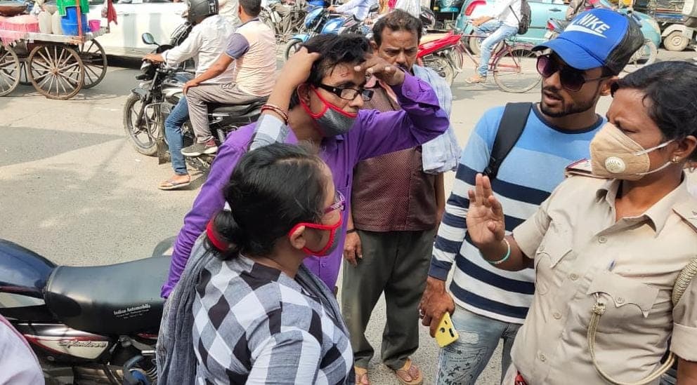 Bihar Assembly Election 2020: नामांकन के दौरान कलेक्टर ऑफिस के बाहर पुलिस ने किया 'लाठीचार्ज'