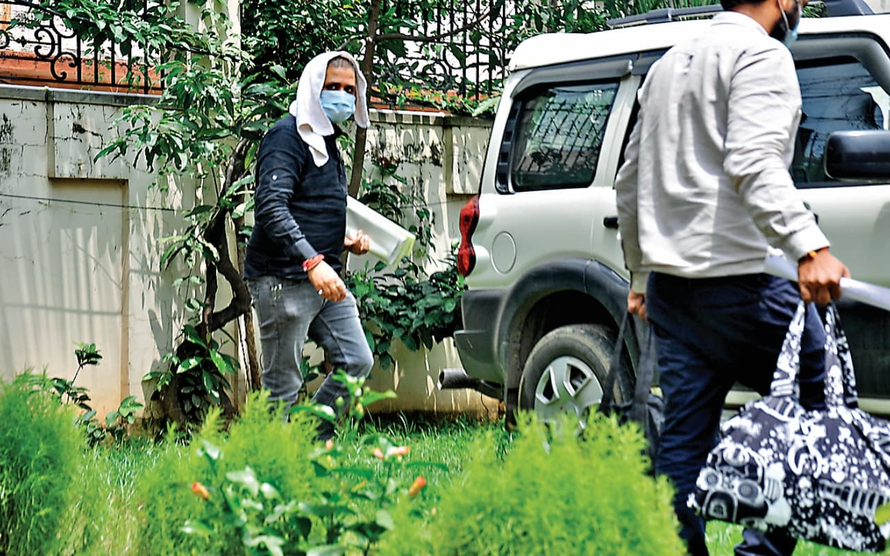 झारखंड : तीन थैली बेकार कागजात लेकर पहुंचे शराब व्यापारी योगेंद्र तिवारी, ED ने पूछा- दस्तावेज कैसे गायब किया?
