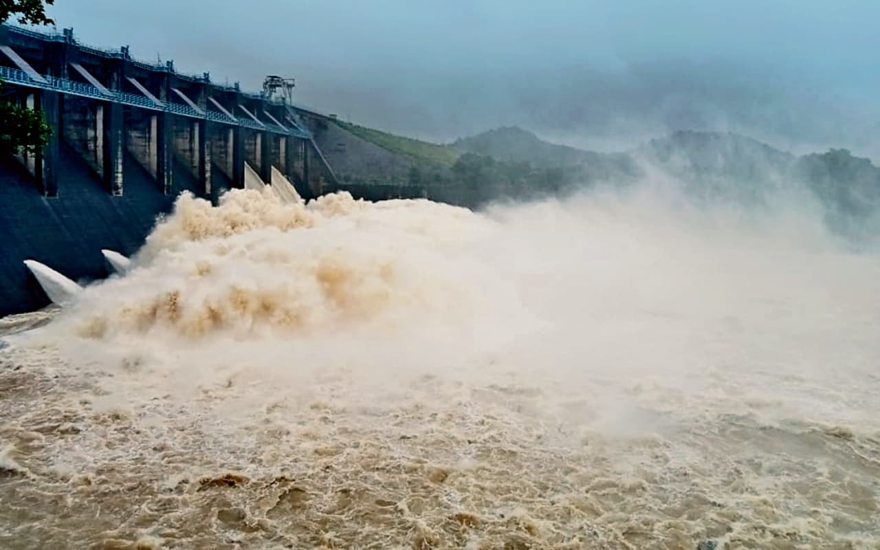 झारखंड में आफत की बारिश, धनबाद और गांडेय में दीवार गिरने से महिला समेत दो लोगों की मौत