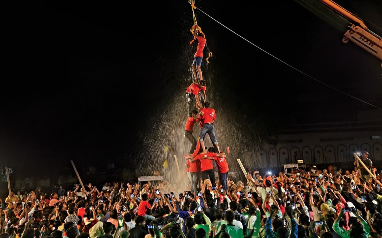 PHOTOS: कान्हा के रंग में रंगी रांची, मंदिरों से लेकर घरों तक बाल गोपाल के स्वागत की है तैयारी