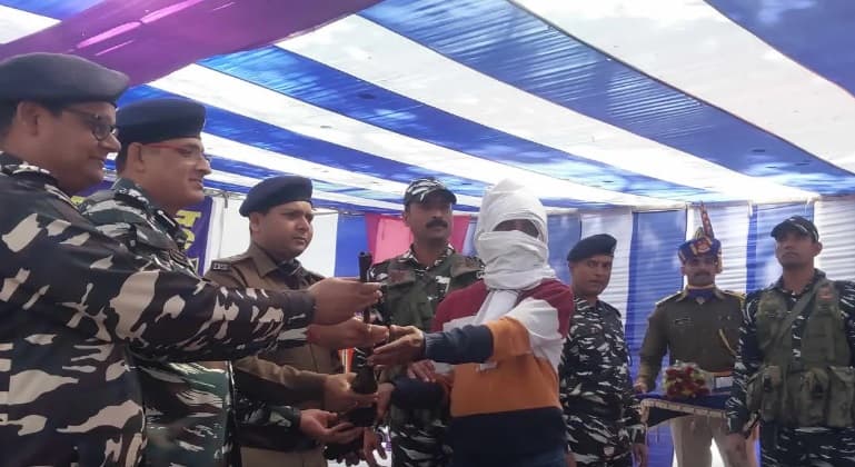 माओवादी संगठन का रीजनल कमांडर अभ्यास भुईंया ने किया सरेंडर, 15 लाख का था ईनामी