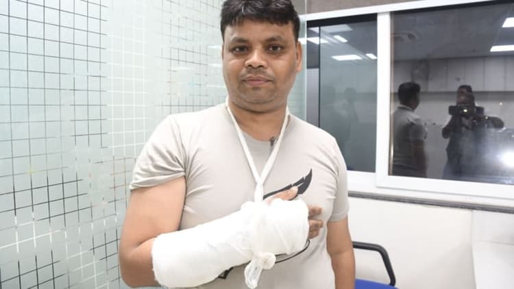 पीएमसीएच में इलाज कराने गये पत्रकार को गार्डों ने लाठी-डंडे से पीटा, हाथ तोड़ा, दो हिरासत में