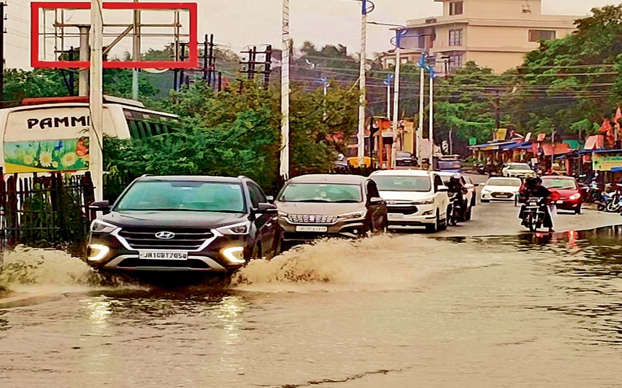 PHOTOS: धनबाद में रुक-रुक कर हो रही बारिश से किसानों को मिली राहत, तो शहरवासियों को आफत