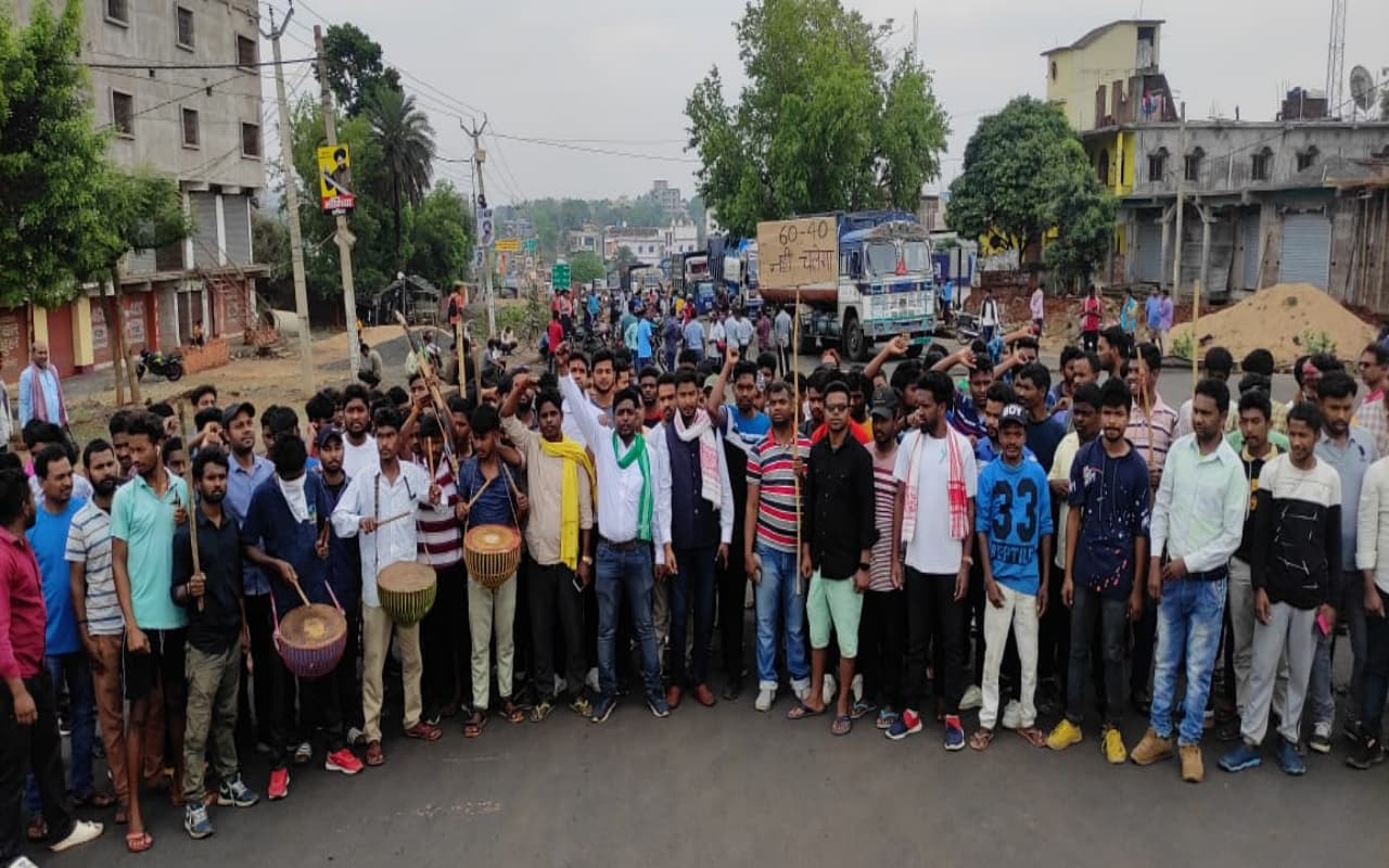 नियोजन नीति को लेकर दुमका समेत पूरे संताल परगना में छात्रों ने निकाली रैली, 60-40 नाय चलतो का लगाया नारा