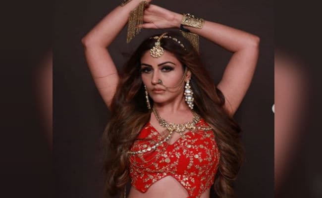 सिजलिंग लुक से सुरभि चंदना ने चलाया फैंस पर अपना जादू, बैकलेस नेट टॉप में दिखी स्टनिंग