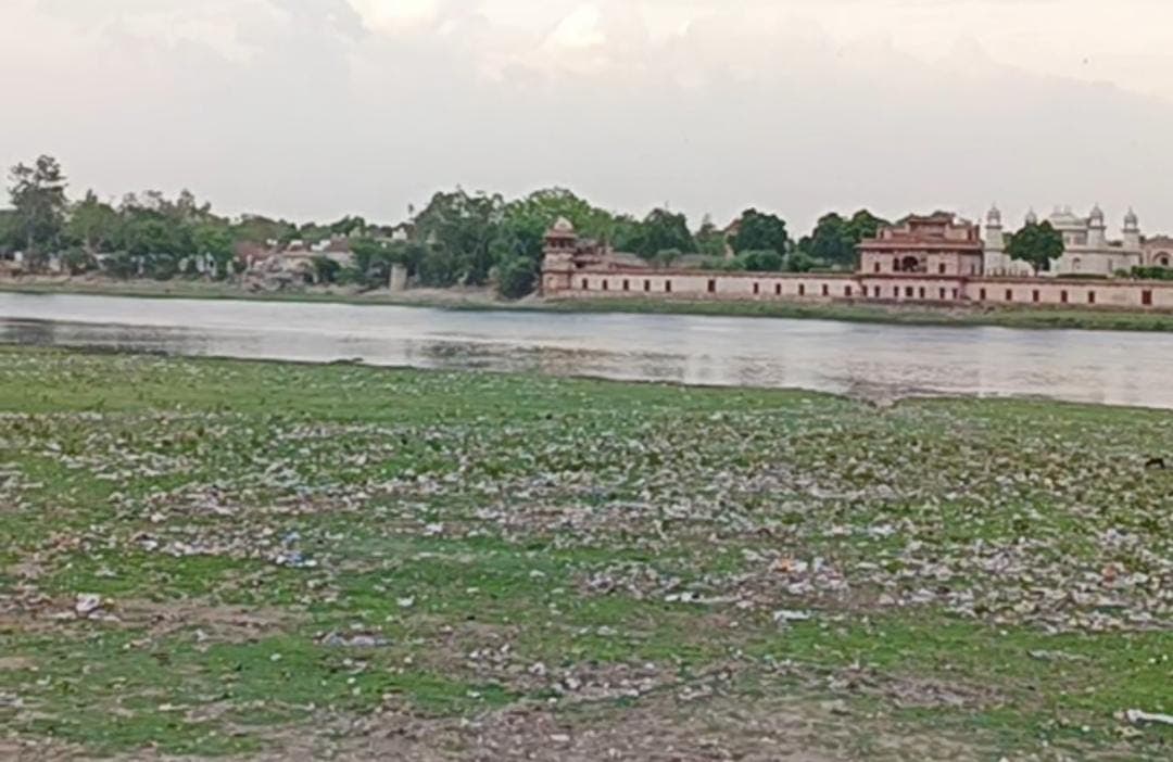 आगरा में यमुना की स्वच्छता के लिए अरबों रुपए हुए खर्च, नाला बनकर रह गई नदी